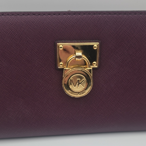 Michael Kors Plum Lock Hamilton Wallet W/ Gold Hardware (VERY GOOD)✨️💜✨️ - Picture 3 of 10